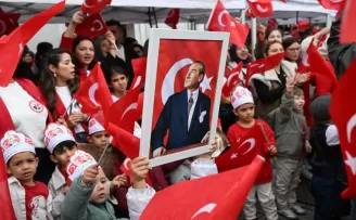 Manisa’da çocukların Cumhuriyet ve bayram sevinci