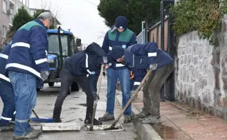 Manisa’da ekipler yağışa karşı sahada
