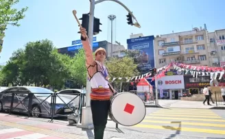 Manisa’da festivale davet sokaklara taştı