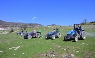 Manisa Kırkağaç’ta meralara gübre desteği