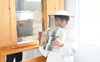 Manisalı öğrencilerden arılara merhaba