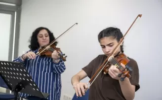 Mersin’de müzik kursları vatandaşların ruhuna dokunuyor