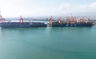 Mersin’in yeni terminali 400 metrelik mega gemiyi karşıladı