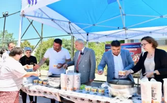 Mustafakemalpaşa’da aşure ikramı