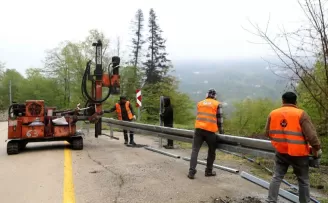Sakarya’nın 10 mahallesine güvenli sürüş için çelik bariyer