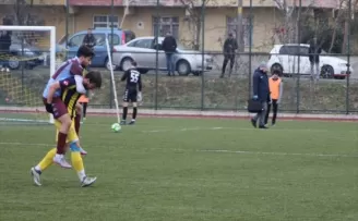 Sakatlanan rakibini saha dışına sırtında taşıdı