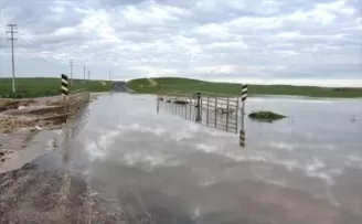 Şanlıurfa'da sağanak nedeniyle köprü ulaşıma kapandı
