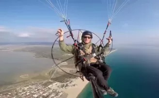 Saros’ta eski gazeteciden paramotorla manevi uçuş