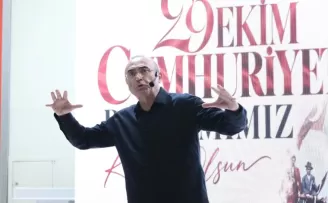 Sunay Akın, “Cumhuriyete Giden Yol” gösterisiyle İzmitlilerle buluştu