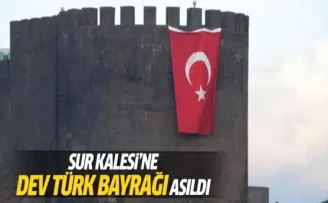 Sur Kalesi'ne dev Türk bayrağı asıldı