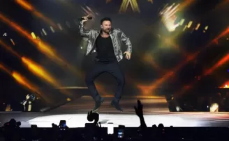 Tarkan sahneden ’Beni çok sev’ diyerek seslendi