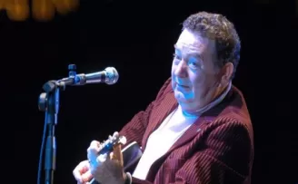 'Türk pop müziğinin aşk dolu adamı Kayahan'