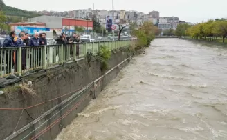 Vali Davut Gül, Kağıthane’de sağanak yağış sonrası incelemelerde bulundu