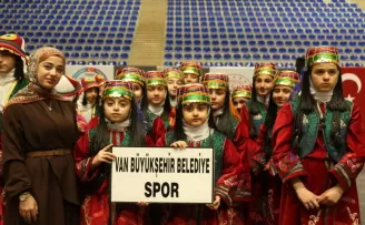 Van Büyükşehir halk oyunlarında şampiyon