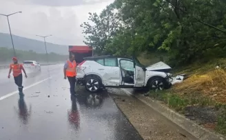 Yağış nedeniyle savrulan otomobil kaza yaptı