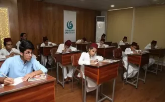 YEE'den Pakistanlı yetimlere Türkçe dersi