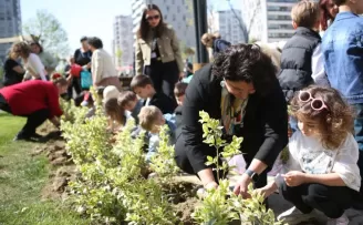 Yeni parkın bitkilerini minikler dikti