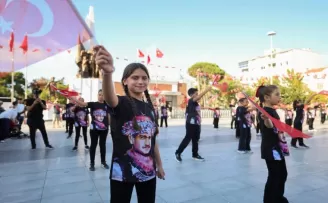 Zafer Bayramı Manisalı çocukların neşesiyle kutlandı