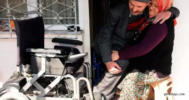15 yıldır engelli eşini kucağında taşıyor