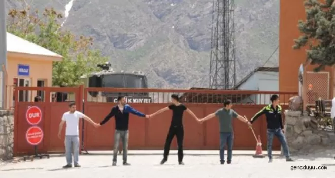 2 YPG'linin Cenazesinde HDP'lilerden El Ele Güvenlik Zinciri