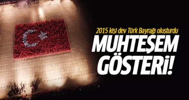 2015 kişi dev Türk Bayrağı oluşturdu