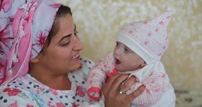 285 gram doğdu, yaşama tutundu