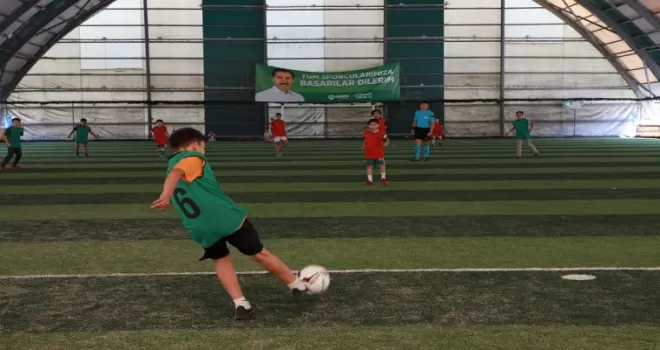 676 öğrenci sahada ter döküyor