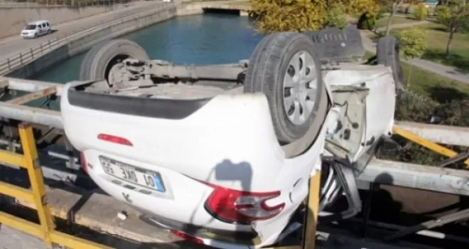 Adana'da bir otomobil düşmeye ramak kala durabildi