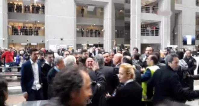 Adliyede "Aranmam" Diyen Avukatlara Vatandaştan Küfürlü Tepki