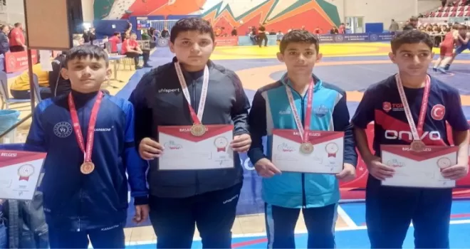 Ağrılı genç güreşçiler Muş’ta zirve yaptı