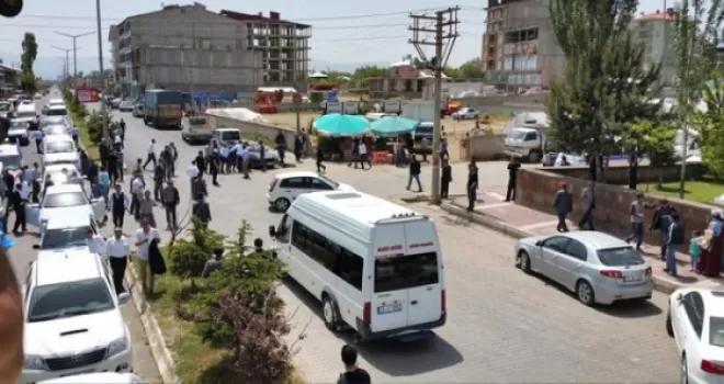 Ahlat'ta AK Parti Konvoyuna Bıçaklı Saldırı