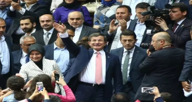 Ahmet Davutoğlu ilahi okudu
