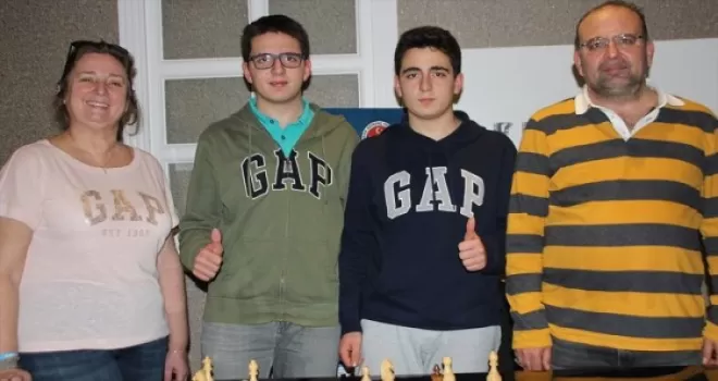 Aile boyu satranç turnuvalarında yarışıyorlar
