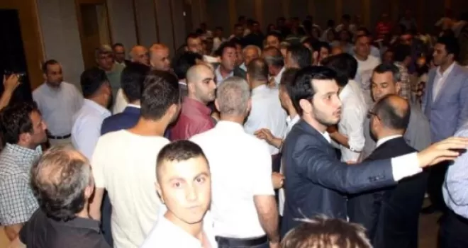 AK Parti İftarında Belediye Başkanı, Eski Vekilin Boğazını Sıktı