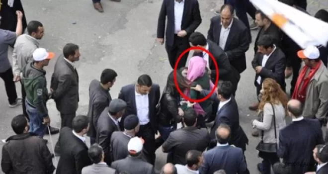 AK Parti Mitinginde Zafer İşareti Gerginliği!