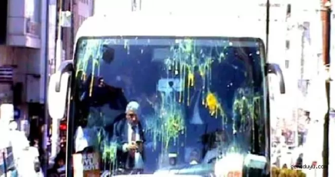 AK Parti'nin Seçim Otobüsüne Yumurtalı, Taşlı Saldırı