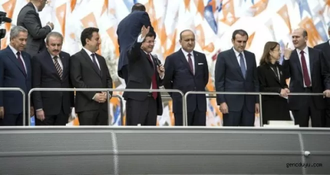 AK Parti Seçim Otobüsünde Melih Gökçek Yer Almadı
