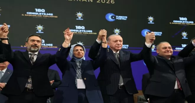 AK Parti’ye üç belediye başkanı daha katıldı... Rozetleri Erdoğan taktı