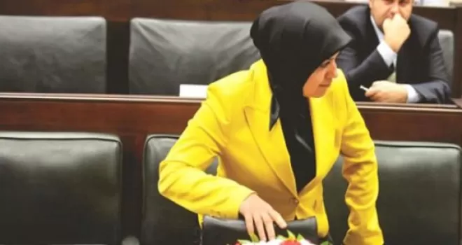 AK Partili Yeni Vekil Yanlışlıkla Davutoğlu'nun Koltuğuna Oturdu!