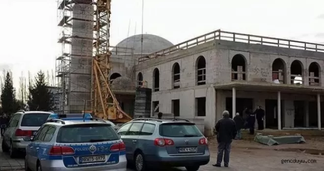 Almanya'da inşaat halindeki camiye ırkçı saldırı