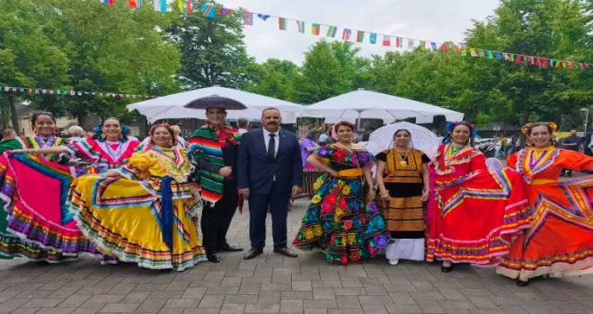 Almanya Dinslaken’de binlerce kişi geleneksel kutlamada buluştu
