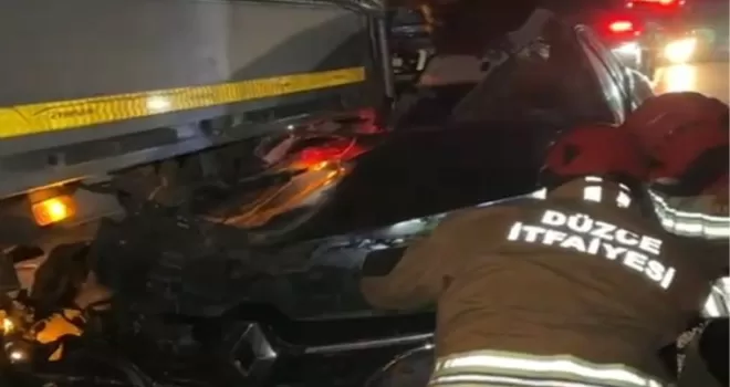 Anadolu Otoyolu’nda otomobil tıra çarptı