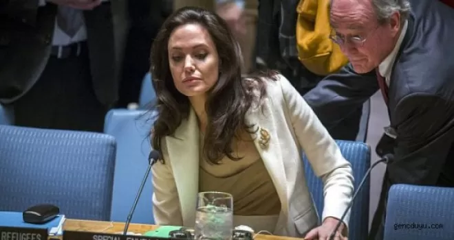 Angelina Jolie, BM Toplantısına Sütyensiz Gitti