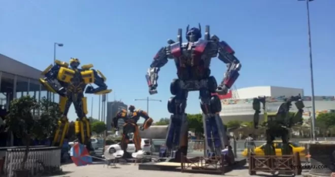 Ankara'da Kavşaktan Sonra AVM Önüne de Robotlar Dikildi