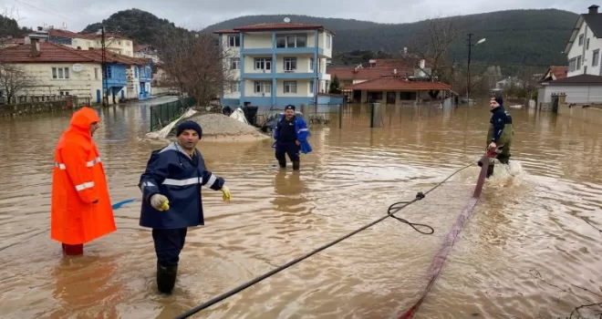 Antalya’da Büyükşehir ekipleri yağışın izlerini siliyor
