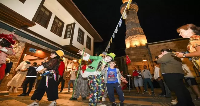 Antalya’da büyüleyici kortej Kaleiçi’nde karnaval havası estirdi