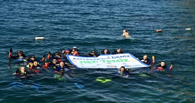 Antalya’da gönüllü dalgıçlardan Muratpaşa’da deniz dibi temizliği