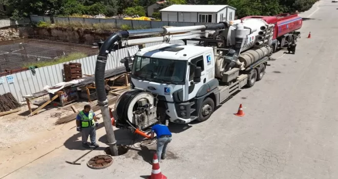 Antalya’da kanalizasyon hattı temizliği sürüyor