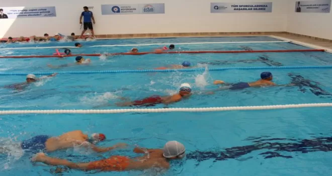 Antalya’da vatandaşlar eğitmenler eşliğinde yüzme öğreniyor