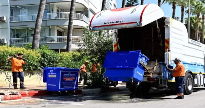 Antalya Muratpaşa’da konteynerler temizleniyor